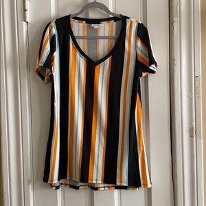 LuLaRoe Christy T - Size Medium - NWT 😍